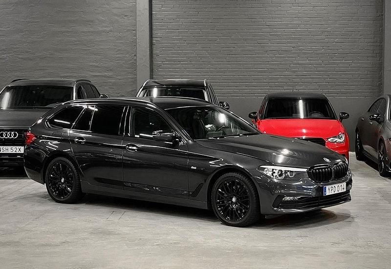 Grå (grå metallic) Begagnad 2018 BMW 520 Kombi | 244 900 kr (Marknadspris) - Bild 1/4