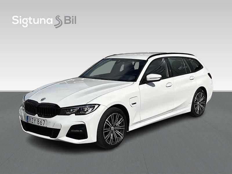 Vit Begagnad 2022 BMW 330e Shadowline Kombi | 347 900 kr (Bra pris) - Bild 1/3