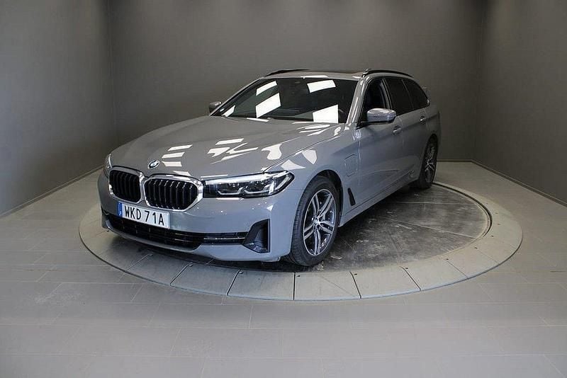 Grå Begagnad 2021 BMW 530e Shadowline Kombi | 409 000 kr (Marknadspris) - Bild 1/4
