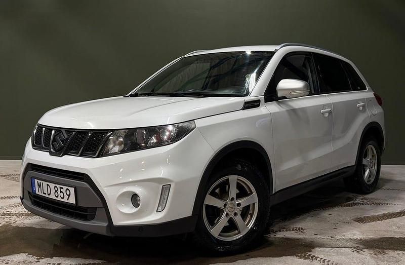 Vit Begagnad 2016 Suzuki Vitara SUV | 134 900 kr (Marknadspris) - Bild 1/4