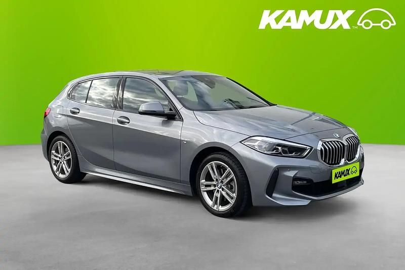 Silver/grå Begagnad 2024 BMW 118 M Sport Halvkombi | 289 800 kr (Lite dyr) - Bild 1/4
