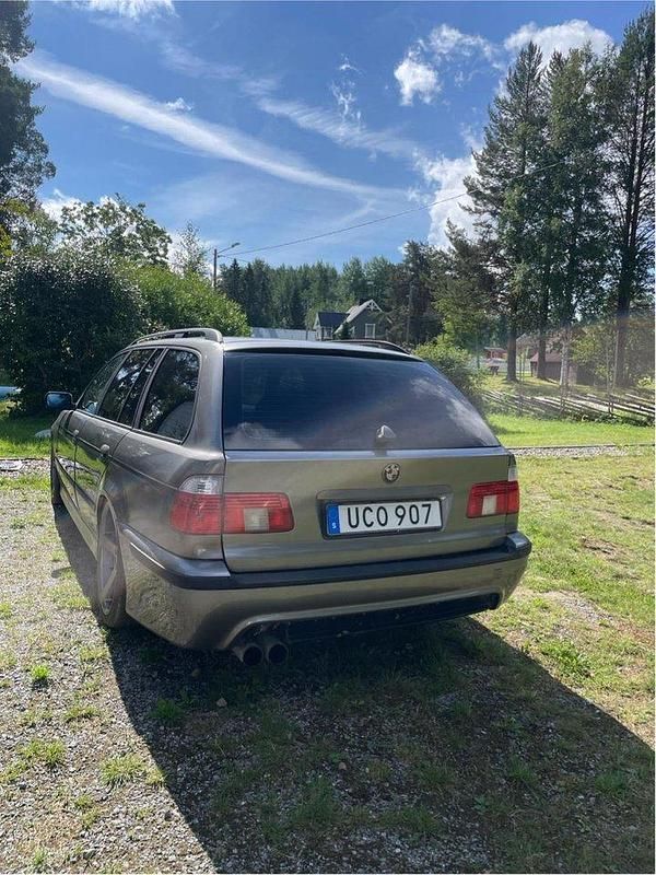 Grå Begagnad 2003 BMW 525 Shadowline Kombi | 25 000 kr (Dyr) - Bild 1/3