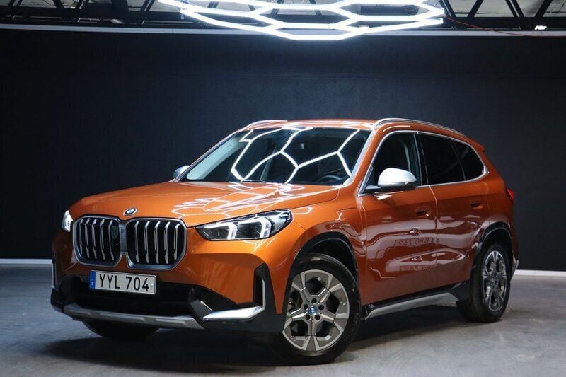 Orange Begagnad 2024 BMW X1 xLine SUV | 499 900 kr (Marknadspris) - Bild 1/4