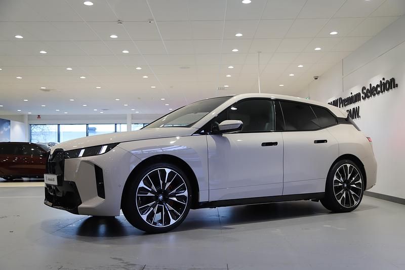 Ny BMW iX Comfort Edition 400 kW (544 HK) 2026 Grå SUV