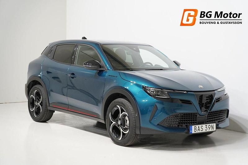 Blå Begagnad 2024 Alfa Romeo Junior SUV | 349 500 kr - Bild 1/4