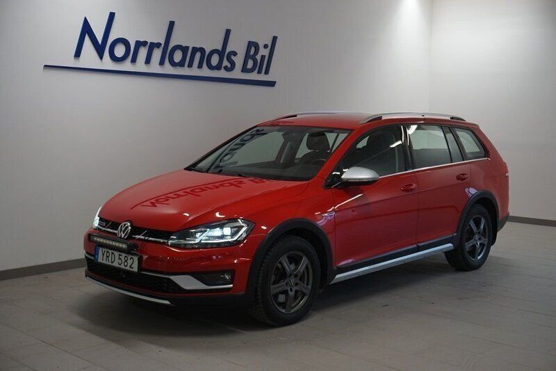 Röd (tornado red) Begagnad 2017 VW Golf Alltrack Kombi | 209 900 kr (Marknadspris) - Bild 1/4