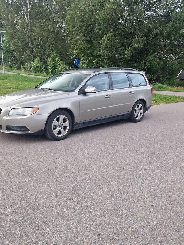 Brun Begagnad 2010 Volvo V70 Drive Kinetic Kombi | 35 000 kr (Marknadspris) - Bild 1/3