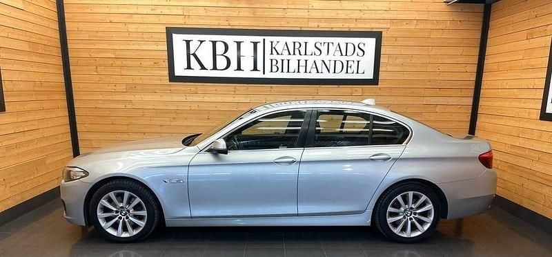 Silver Begagnad 2016 BMW 520 Sedan | 149 900 kr (Marknadspris) - Bild 1/4
