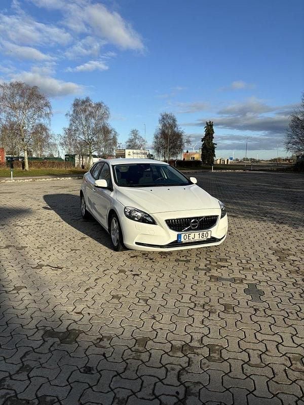 Vit Begagnad 2017 Volvo V40 Kinetic Halvkombi | 145 000 kr (Marknadspris) - Bild 1/4