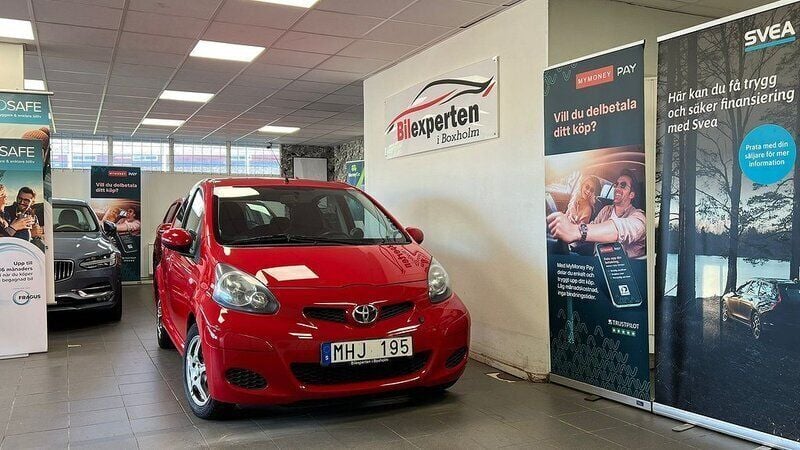 Röd Begagnad 2011 Toyota Aygo Halvkombi | 64 900 kr (Marknadspris) - Bild 1/4