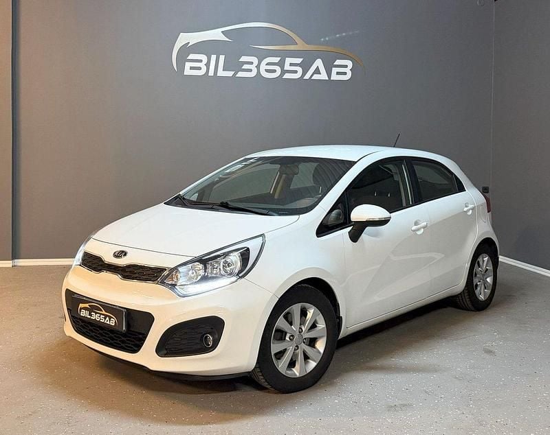 Vit Begagnad 2012 Kia Rio Halvkombi | 73 900 kr (Marknadspris) - Bild 1/4