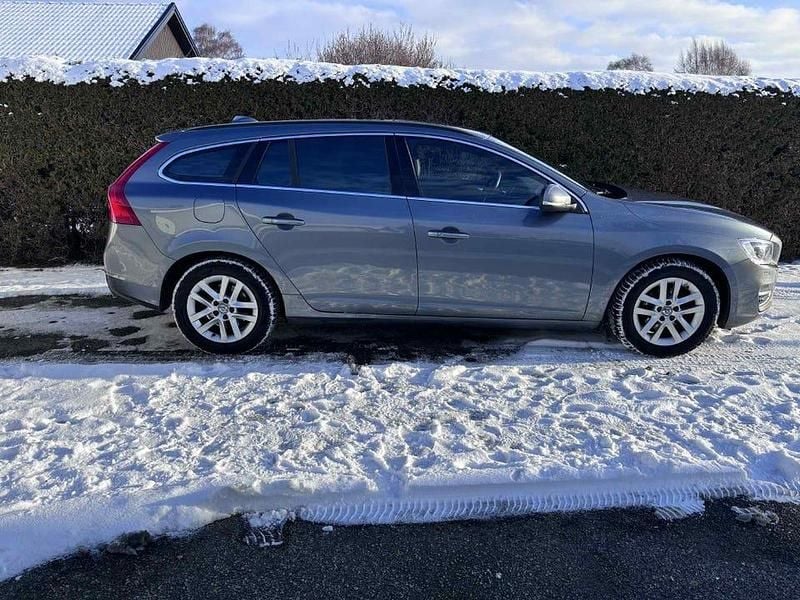 Begagnad 2018 Volvo V60 Momentum Kombi | 204 900 kr - Bild 1/4