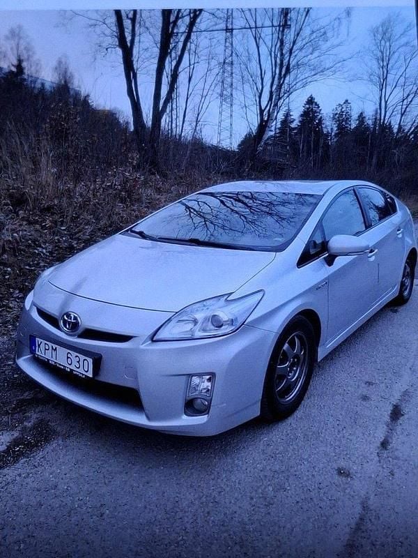 Silver Begagnad 2010 Toyota Prius Halvkombi | 72 000 kr (Bra pris) - Bild 1/4