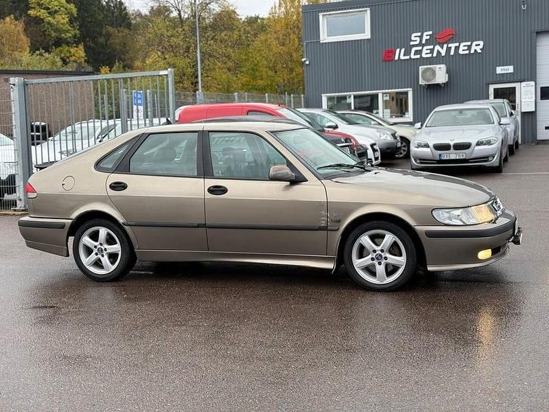 Brun Begagnad 2002 Saab 9-3 Sedan | 22 900 kr (Bra pris) - Bild 1/4