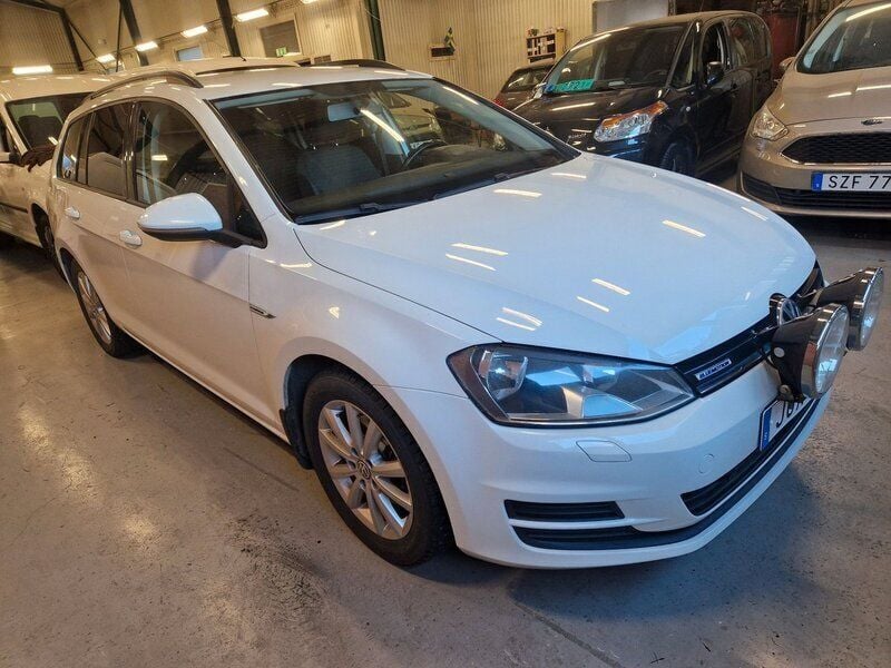 Vit Begagnad 2015 VW Golf VII Kombi | 99 800 kr (Bra pris) - Bild 1/4