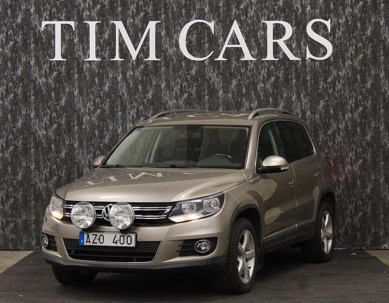 Ljusbrun Begagnad 2013 VW Tiguan Sport SUV | 119 999 kr (Marknadspris) - Bild 1/4
