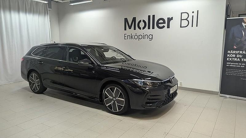 Svart Ny 2026 VW Passat Kombi | 564 600 kr (Marknadspris) - Bild 1/4