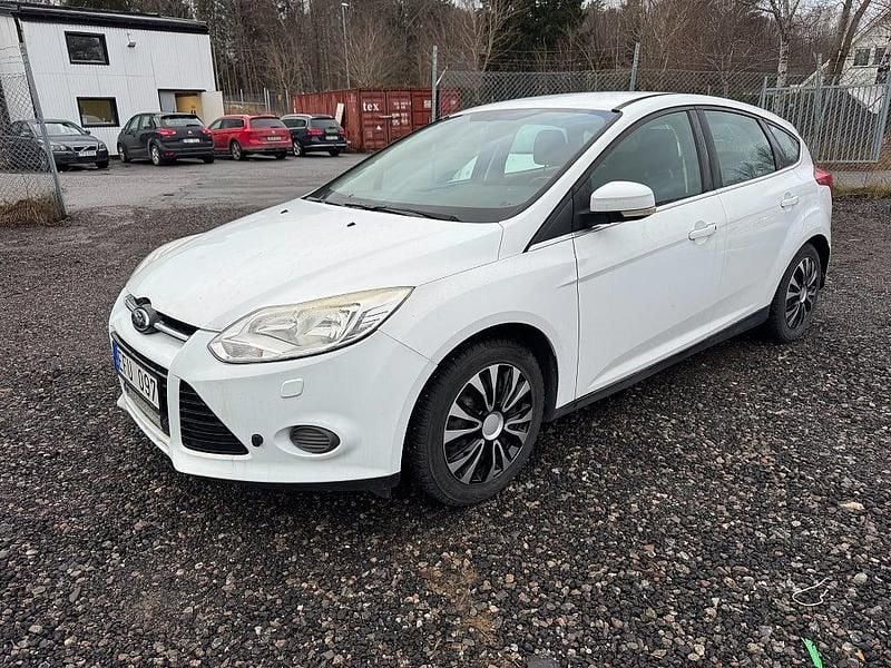 Begagnad Ford Focus Titanium 101 HK (74 kW) 2012 Vit Halvkombi
