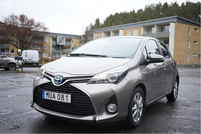 Brun Begagnad 2015 Toyota Yaris Hybrid Halvkombi | 145 000 kr (Marknadspris) - Bild 1/4