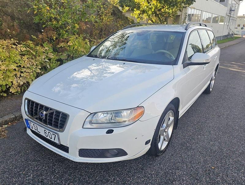 Vit Begagnad 2008 Volvo V70 Momentum Kombi | 34 500 kr (Marknadspris) - Bild 1/4