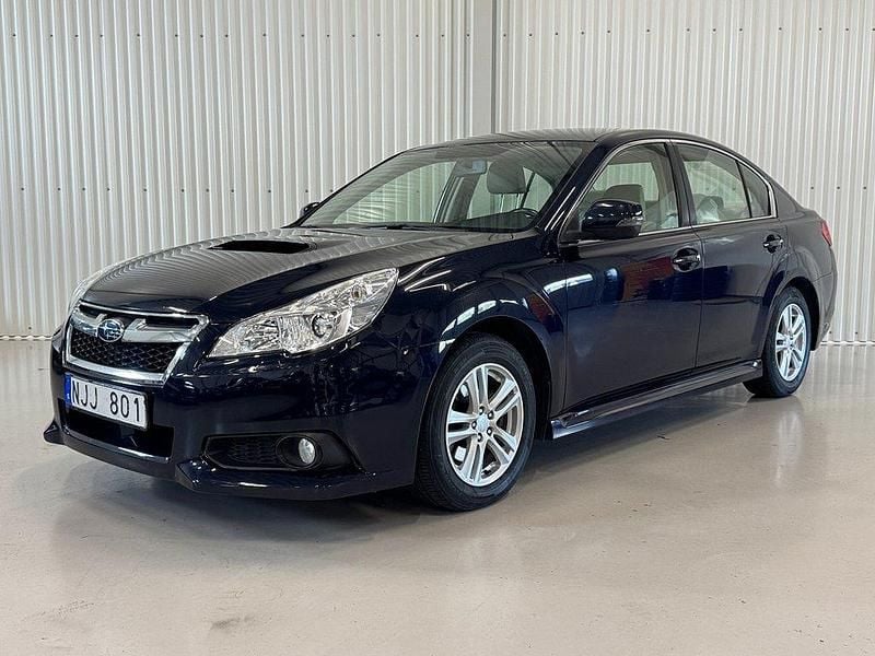 Mörkblå Begagnad 2013 Subaru Legacy Sedan | 64 900 kr (Bra pris) - Bild 1/4