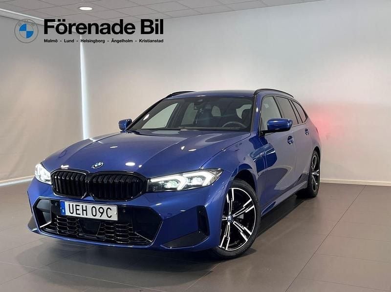Blå Begagnad 2024 BMW 330e M Sport Kombi | 529 000 kr (Marknadspris) - Bild 1/4