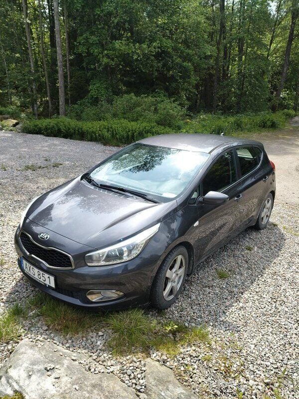 Grå Begagnad 2014 Kia Ceed 3 Halvkombi | 62 000 kr (Marknadspris) - Bild 1/4