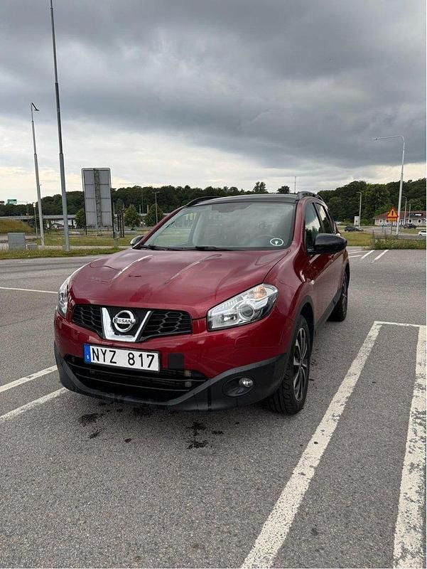 Röd Begagnad 2013 Nissan Qashqai +2 SUV | 110 000 kr (Marknadspris) - Bild 1/4