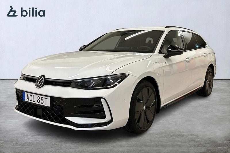 Vit Ny 2026 VW Passat Kombi | 559 800 kr (Marknadspris) - Bild 1/4