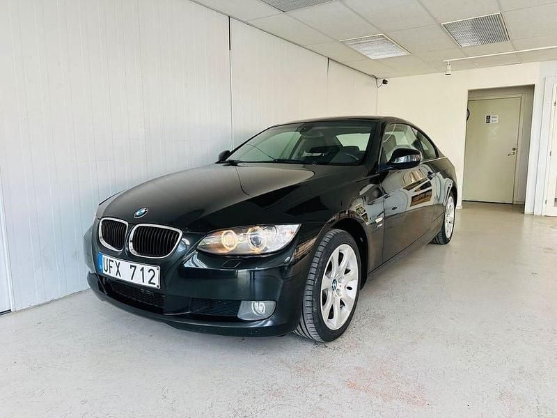 Svart Begagnad 2010 BMW 320 Comfort Edition Sportkupé | 104 900 kr (Marknadspris) - Bild 1/4