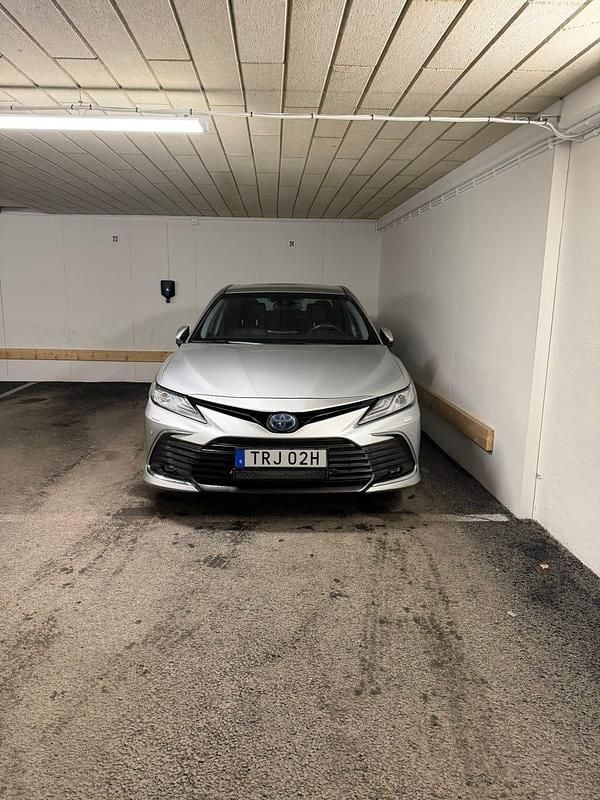 Begagnad Toyota Camry Hybrid 218 HK (160 kW) 2023