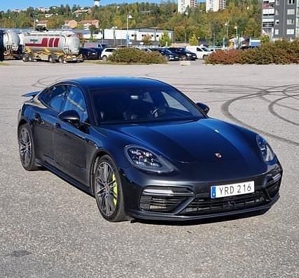 Grå Begagnad 2018 Porsche Panamera Turbo S Sedan | 799 000 kr - Bild 1/4