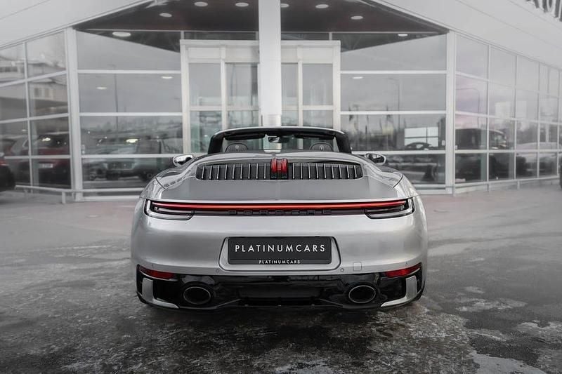 Begagnad Porsche 911 Carrera 4S 450 HK (330 kW) 2022 Gt silver metallic Cab