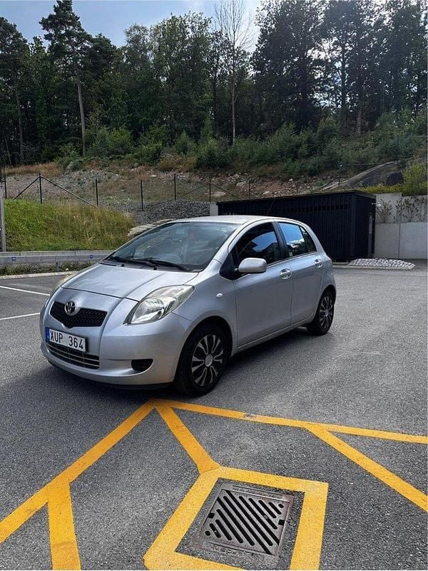 Silver Begagnad 2006 Toyota Yaris Halvkombi | 30 000 kr (Marknadspris) - Bild 1/4