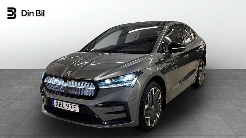 Grå (graphite grey metallic) Begagnad 2024 Skoda Enyaq iV RS SUV | 559 900 kr (Dyr) - Bild 1/4