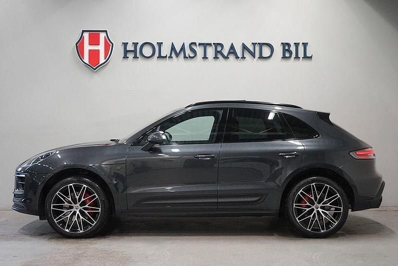 Mörkgrå Begagnad 2021 Porsche Macan S Sport SUV | 709 900 kr (Marknadspris) - Bild 1/4