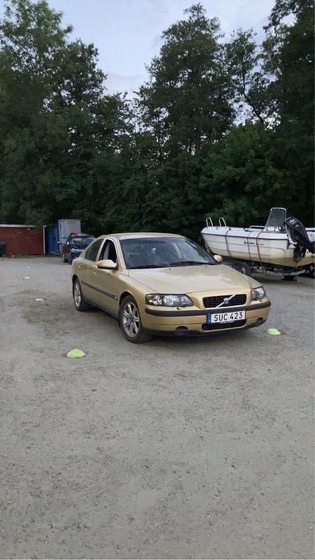 Gul Begagnad 2002 Volvo S60 Sedan | 42 000 kr - Bild 1/4