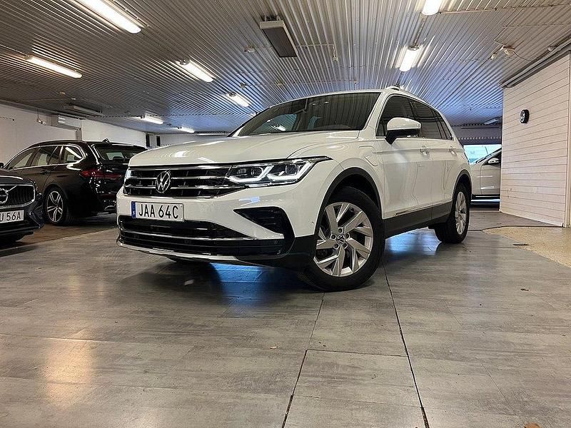 Vit Begagnad 2022 VW Tiguan Elegance SUV | 329 990 kr (Bra pris) - Bild 1/4
