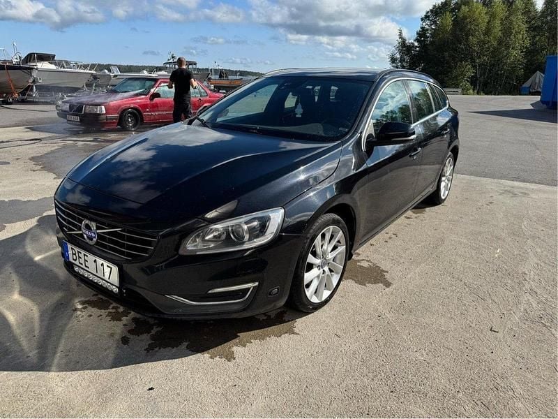Svart Begagnad 2014 Volvo V60 Momentum Kombi | 72 000 kr (Bra pris) - Bild 1/4