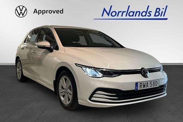 Vit (pure white) Begagnad 2024 VW Golf VIII Life Kombi | 279 900 kr (Marknadspris) - Bild 1/4