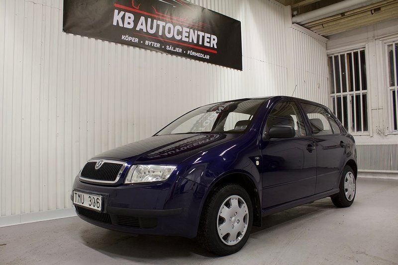 Mörkblå (blå) Begagnad 2002 Skoda Fabia Halvkombi | 14 900 kr (Bra pris) - Bild 1/4