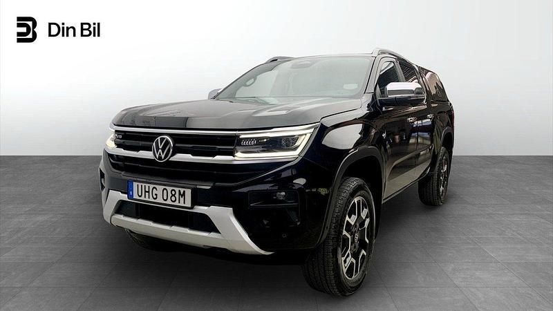 Svart (midnight black metallic) Begagnad 2023 VW Amarok Style Pickup | 679 900 kr (Marknadspris) - Bild 1/4