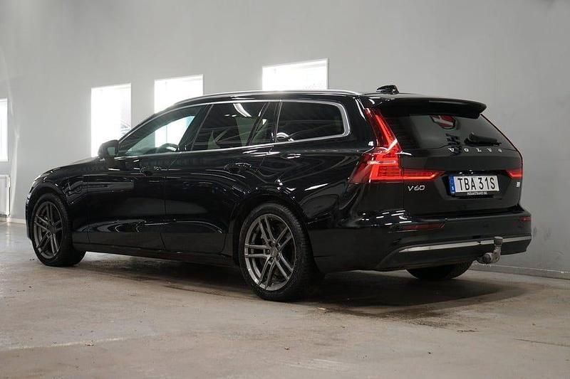 Begagnad Volvo V60 Core 350 HK (257 kW) 2024 Svart Kombi