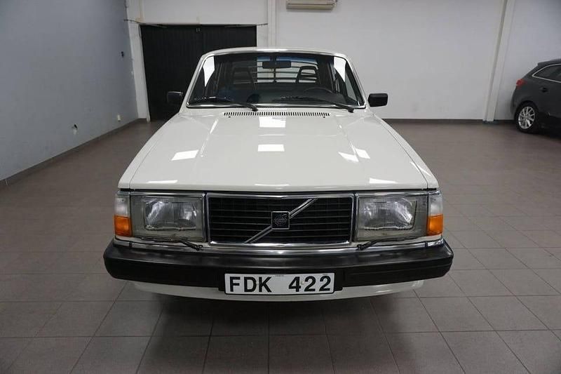 Begagnad Volvo 244 107 HK (78 kW) 1984 Vit Sedan