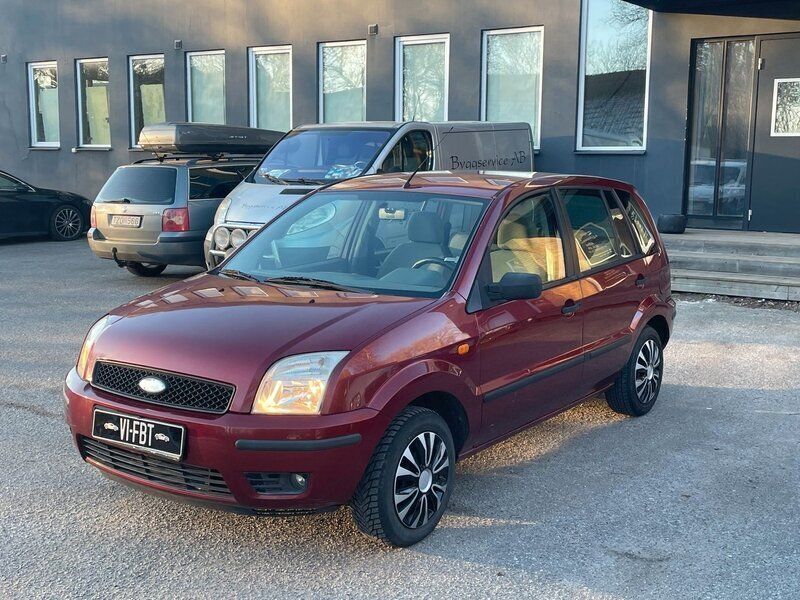 Mörkröd Begagnad 2003 Ford Fusion Halvkombi | 19 900 kr (Lite dyr) - Bild 1/4