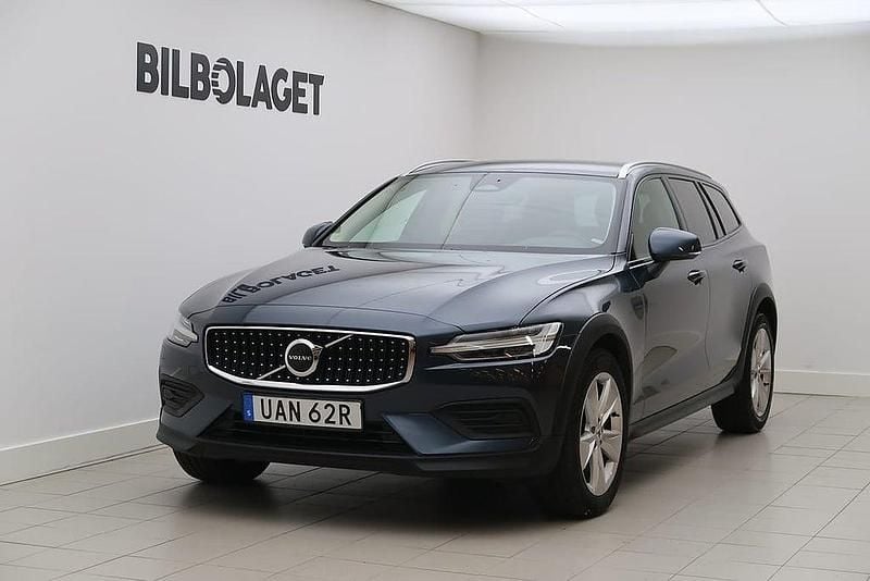 Mörkblå Begagnad 2024 Volvo V60 CC Core Kombi | 384 800 kr (Superpris) - Bild 1/4