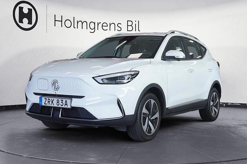 Vit Begagnad 2022 MG ZS Luxury Sedan | 224 900 kr (Marknadspris) - Bild 1/4