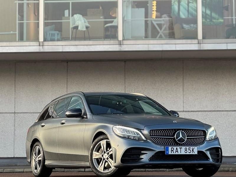Grå Begagnad 2019 Mercedes C200 AMG Kombi | 249 900 kr (Marknadspris) - Bild 1/4