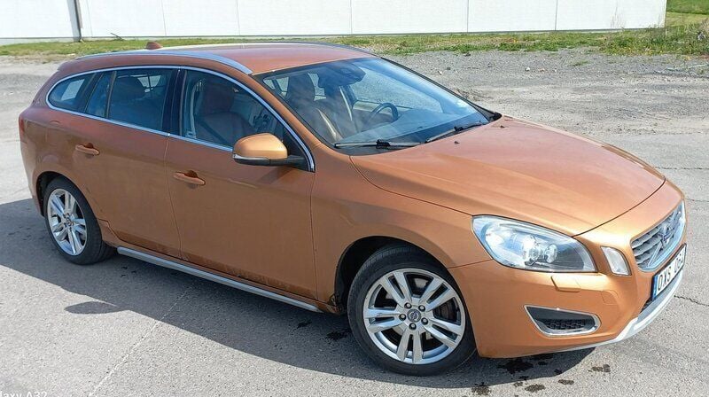 Brun Begagnad 2011 Volvo V60 Summum Kombi | 74 900 kr (Superpris) - Bild 1/4