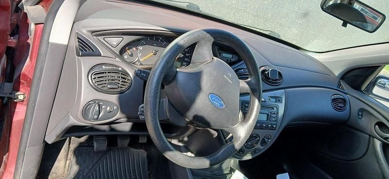 Grön Begagnad 2004 Ford Focus Halvkombi | 15 000 kr (Marknadspris) - Bild 1/3